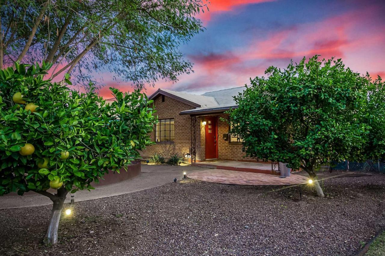 Sun-lit Gem Backyard Entertainment Patio! Holiday home *